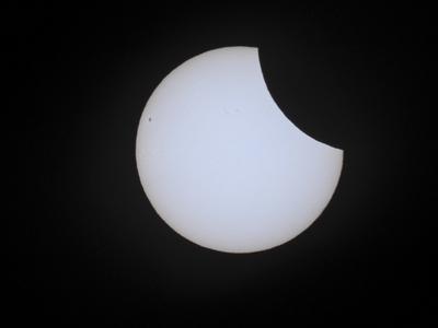 Partielle Sonnenfinsternis in Hamburg am 29.03.2025 gut zu sehen. Die partielle Sonnenfinsternich dauert von ca 2 Stunden Der Mond schob sich zum Teil vor die Sonne und verdeckte diese zu ca. 20 Prozent. Links auf der Sonne sieht man auch zum Teil die sogenannten Sonnenflecken Dort sind die Temperaturen auf der Sonne etwas niedriger. Die Bilder der Sonnenfinsternis sind mit einer speziellen Astrofolie als Vorsatz zur Kamera aufgenommen Hamburg Deutschland *** Partial solar eclipse in Hamburg on 29 03 2025 clearly visible The partial solar eclipse lasts about 2 hours The moon partially moved in front of the sun and covered it by about 20 percent On the left side of the sun you can also see the so-called sunspots There the temperatures on the-stock-foto