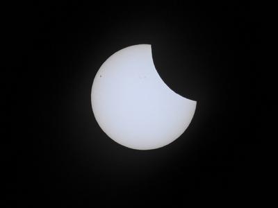 Partielle Sonnenfinsternis in Hamburg am 29.03.2025 gut zu sehen. Die partielle Sonnenfinsternich dauert von ca 2 Stunden Der Mond schob sich zum Teil vor die Sonne und verdeckte diese zu ca. 20 Prozent. Links auf der Sonne sieht man auch zum Teil die sogenannten Sonnenflecken Dort sind die Temperaturen auf der Sonne etwas niedriger. Die Bilder der Sonnenfinsternis sind mit einer speziellen Astrofolie als Vorsatz zur Kamera aufgenommen Hamburg Deutschland *** Partial solar eclipse in Hamburg on 29 03 2025 clearly visible The partial solar eclipse lasts about 2 hours The moon partially moved in front of the sun and covered it by about 20 percent On the left side of the sun you can also see the so-called sunspots There the temperatures on the-stock-foto