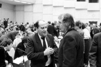 Volkskammertagung Gregor Gysi li PDS im Gespr?ch mit Gerhard Poppe von der Initiative Frieden u-stock-foto