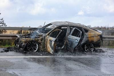 Brennender BMW auf Autobahn ? Fahrer eines Hyundai verhindert Schlimmeres-stock-foto