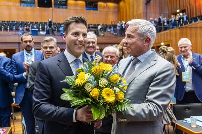 Gratulation f?r den neuen Landesvorsitzenden der CDU Baden-W?rttemberg, Manuel Hagel (35, links). Thomas Strobl gratulie-stock-foto