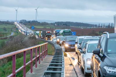 Schwerer Verkehrsunfall auf A72 ? Transporter kracht in stehenden LKW Auflieger-stock-foto