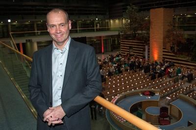 Erfurt 18 Erfurter Herbstlese Atrium der Stadtwerke Simon Beckett Der Hof Zweisprachige Vera-stock-foto
