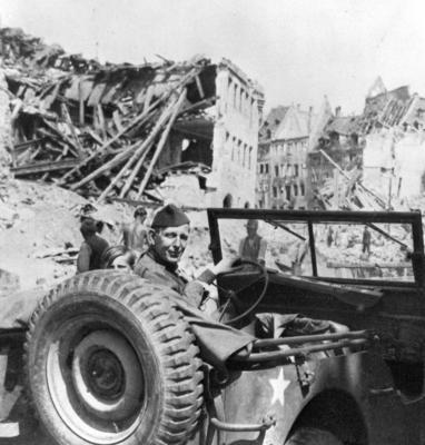 Bildnummer: 55852917  Datum: 01.01.2011  Copyright: imago/United ArchivesW H Auden (1907-1973) amongst the ruins of Nuremberg, May 1945. W H Auden, The Life of a Poet, by Charles Osborne. Local Caption Mono Print kbdig 2011 quadrat Poet Poetry W H Auden Wystan Hugh Auden 20th century Twentieth century English Critic Writer European Man Male Men Prominent persons Adult Literature Literary arts Clothes Clothing White Portrait Author Great Britain British United Kingdom Ruins Truck Nuremberg Germany Uniform Hat War and Military Damage Aftermath Charles Osborne Driving Vehicle World War Two World War 2 World War II Bildnummer 55852917 Date 01 01 2011 Copyright Imago United Archives w H Auden 1907 1973 amongst The Ruins of Nuremberg May 1945 w H Auden The Life of a Poet by Charles Osborne Local Caption Mono Print Kbdig 2011 Square Poet Poetry w H Auden Wystan Hugh Auden 20th Century Twentieth Century English Critic Writer European Man Male Men Prominent Persons Adult Literature Literary Arts Clothes Clothing White Portrait author Great Britain British United Kingdom Ruins Truck Nuremberg Germany Uniform has was and Military Damage Aftermath Charles Osborne Driving Vehicle World was Two World was 2 World was II-stock-photo
