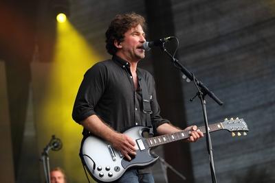 Dennis Scheider von der Band Muff Potter als Support f?r Kettcar bei einem Open Air Konzert am Wasc-stock-photo