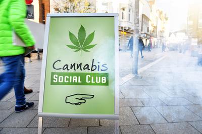 FOTOMONTAGE, Aufsteller Cannabis Social Club mit Rauchschwaden *** FOTOMONTAGE, Cannabis Social Club display with billow-stock-foto