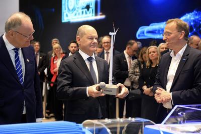 Bundeskanzler Scholz auf Hannover Messe-stock-foto