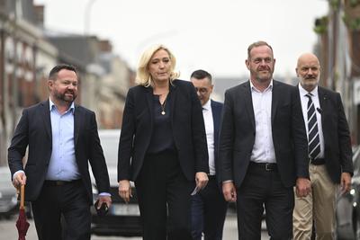 Marine Le Pen se rend aux Urnes et vote pour le second Tour des elections Legislatives de 2022 accompagnee de Steve Bri-stock-photo
