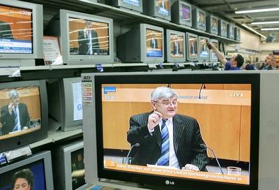 Auf Fernsehgeraeten in einem Elektronikmarkt in Leipzig ist die Live Uebertragung mit Bundesaussenmi-stock-foto