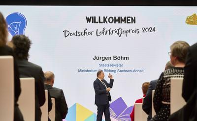 Deutscher Lehrkr?ftepreis - Vorbildliche Schulleitung - J?rgen B?hm-stock-photo