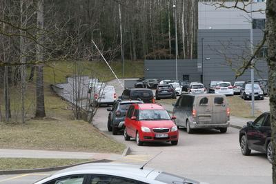 search of heavy M88 vehicle and its crew-stock-foto