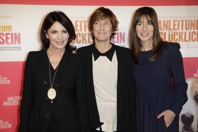 Berlin, Weltpremiere von ANLEITUNG ZUM UNGL?CKLICHSEIN, Foto: Iris Berben, Regisseurin Sherry Hormann, Johanna Wokalek-stock-foto