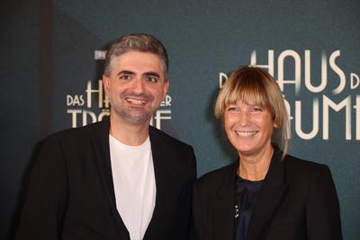v.l. Umut Dag mit Sherry Hormann waehrend der RTL+ Premiere Das Haus der Traeume, Kino International, Karl-Marx-Allee,-stock-foto