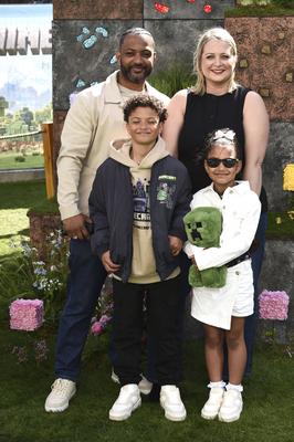 JB Gill mit Ehefrau Chloe Gill und Kindern Ace Gill und Chiara Gill-stock-photo