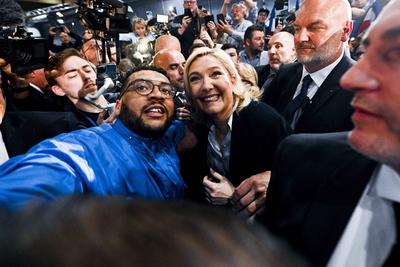 Frankreich, Marine Le Pen Wahlkampfveranstaltung in Arras Bain de foule de Marine Le Pen - candidate Rassemblement Natio-stock-photo