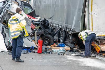 Schwerer Verkehrsunfall auf A72 ? Transporter kracht in stehenden LKW Auflieger-stock-foto