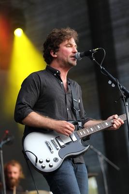 Dennis Scheider von der Band Muff Potter als Support f?r Kettcar bei einem Open Air Konzert am Wasc-stock-photo