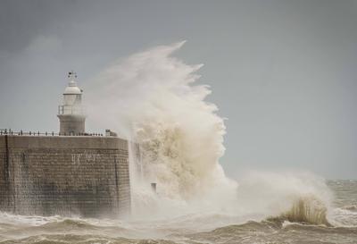 News Themen der Woche KW44 News Bilder des Tages Gro?britannien, heftige Winde an K?ste von Folkestone Image Licensed to-stock-foto