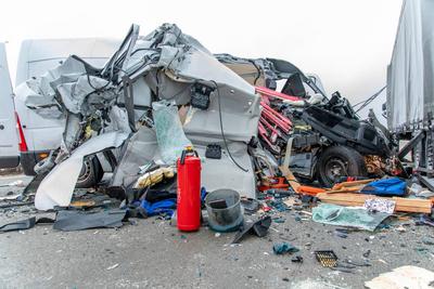 Schwerer Verkehrsunfall auf A72 ? Transporter kracht in stehenden LKW Auflieger-stock-foto