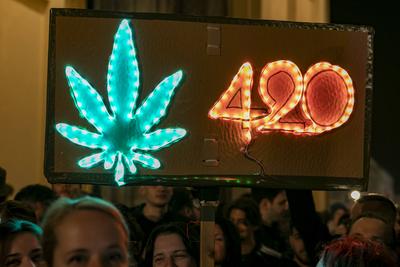 Legalisierung besiegelt: Hunderte feiern 420 am Brandenburger To, Kein Aprilscherz, am 1. April 2024 erfolgt die Teilleg-stock-foto