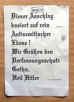 Bildnummer: 51212326  Datum: 27.04.2000  Copyright: imago/photo2000Kopie des Bekennerschreibens des Brandanschlags auf das Geb?ude der J?dischen Landesgemeinde Th?ringen pr?sentiert auf einer Pressekonferenz in Erfurt, Objekte; 2000, Erfurt, Synagoge, Brandanschl?ge, Anschlag, Anschl?ge, Antisemitismus, Brandstiftung, Bekennerschreiben, heil Hitler, Schriftzug, Fraktur, Verfassungsschutz Gotha, Scheiteltr?ger, Kopien; , hoch, Kbdig, Einzelbild, Freisteller, Deutschland, Judentum, Religion, / Wir gr??en den, Dieser Anschlag basiert auf rein antisemitischer Ebene-stock-foto