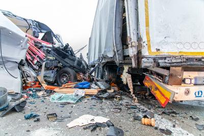 Schwerer Verkehrsunfall auf A72 ? Transporter kracht in stehenden LKW Auflieger-stock-foto