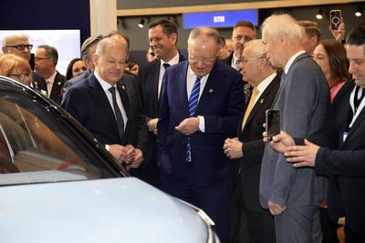 Bundeskanzler Scholz auf Hannover Messe-stock-foto