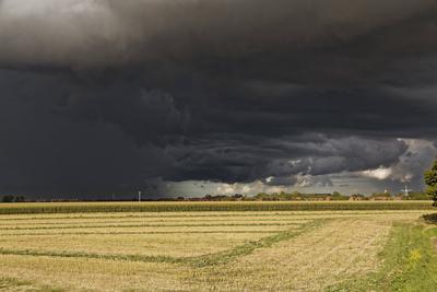 Unwetter ?ber den Feldern Unwetter ?ber den Feldern Copyright: xZoonar.com/rolfxpoetschx 12577968-stock-foto