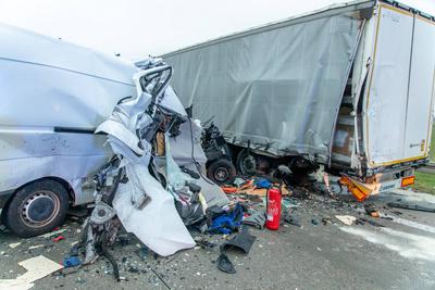 Schwerer Verkehrsunfall auf A72 ? Transporter kracht in stehenden LKW Auflieger-stock-foto
