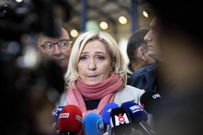 Marine Le Pen, d? put? e du parti et candidate ? la pr? sidentielle, lors d une visite du march? de Haguenau, dans l es-stock-photo