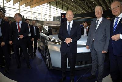 Bundeskanzler Scholz auf Hannover Messe-stock-foto
