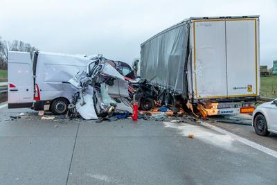Schwerer Verkehrsunfall auf A72 ? Transporter kracht in stehenden LKW Auflieger-stock-foto
