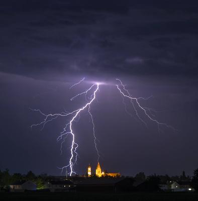 11.07.2023, Sommer-Gewitter, Hitze und hohe Temperaturen, danach kommen schwere Gewitter. Blitze Zucken in den hohen Gew-stock-foto