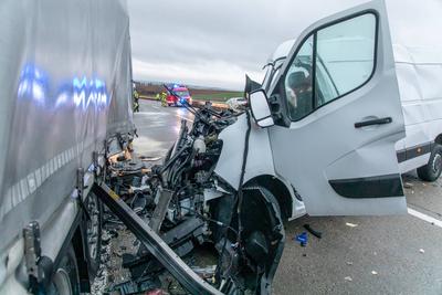 Schwerer Verkehrsunfall auf A72 ? Transporter kracht in stehenden LKW Auflieger-stock-foto