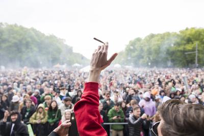 420 Day , Legalisierungsparty am Brandenburger Tor, Berlin 20.04.2024 Teilnehmer rauchen um Punkt 16:20 (4:20 pm) einen-stock-photo
