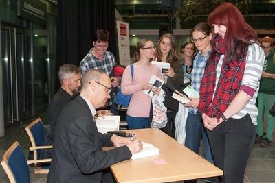 Erfurt 18 Erfurter Herbstlese Atrium der Stadtwerke Simon Beckett Der Hof Zweisprachige Vera-stock-foto
