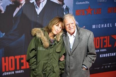 93/ das Paar Sherry Hormann, Michael Ballhaus, Hotel Lux , Filmpremiere im CineStar im SONY Center, Berlin, Roter Teppic-stock-foto