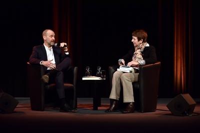 britische Journalist und Autor Simon Beckett spricht mit Journalistin Margarete von Schwarzkopf am 1-stock-foto