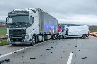Schwerer Verkehrsunfall auf A72 ? Transporter kracht in stehenden LKW Auflieger-stock-foto