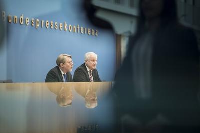 Hans Eckhard Sommer L Praesident des Bundesamts fuer Migration und Fluechtlinge und Bundesinnen-stock-photo