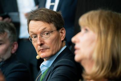 Datum: 08.03.22 / Uhrzeit: 15:44 / Ort: Dresden Im Bild: Bundesgesundheitsminister Prof. Dr. Karl Lauterbach Wir nehmen-stock-foto