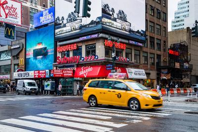 Street scene in Seventh Avenue in Manhattan New York City, USA - June 21, 2018: Street scene in Seventh Avenue in Manhat-stock-foto