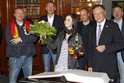 Nach ihrem Sieg beim Eurovision Song Contest in Oslo, tr?gt sich die Siegerin Lena ins Goldene Buch der Stadt Hannover e-stock-photo