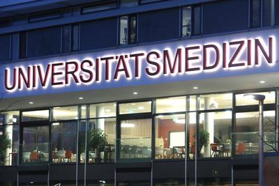 Blick am Dienstag (02.01.2024) in der Hanse- und Universit?tsstadt Rostock auf Universit?re Notfallzentrum (UNZ) der ?rt-stock-foto