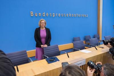 Bilanz der Migrationspolitik in der aktuellen Legislaturperiode-stock-foto