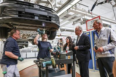 Festakt 50 Jahre Golf Produktion bei Volkswagen in Wolfsburg Festakt 50 Jahre Golf Produktion, Endfertigung eines VW Gol-stock-foto