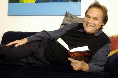 Schriftsteller Peter Schneider (GER) in seiner Wohnung in Berlin-stock-foto