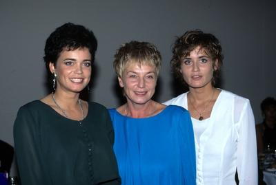 Bildnummer: 54993489  Datum: 04.11.1992  Copyright: imago/Horst GaluschkaAnja Kling (re.), Mutter Margarita, Gerit Kling (li.) Schauspieler Aufnahme ca. 1992 !AUFNAHMEDATUM GESCH?TZT! People kbdig xns xo0x 1992 quer Anja Kling Margarita Mutter Schwestern Gerit Kling Familie privat Schwester TochterBildnummer 54993489 Date 04 11 1992 Copyright Imago Horst Galuschka Anja Kling right Mother Margarita Gerit Kling left Actor Recording Approx 1992 date estimated Celebrities Kbdig xns xo0x 1992 horizontal Anja Kling Margarita Mother Sisters Gerit Kling Family private Sister Daughter-stock-foto