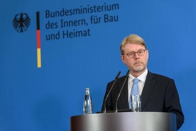 Hans Eckhard Sommer bei einem Pressestatement zur Neubesetzung der der Leitung im Bundesamtes f?r Mi-stock-foto