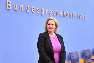Berlin, Deutschland, 01.04.2025: Bundespressekonferenz: Bilanz der Migrationspolitik in der aktuellen Legislaturperiode:-stock-foto
